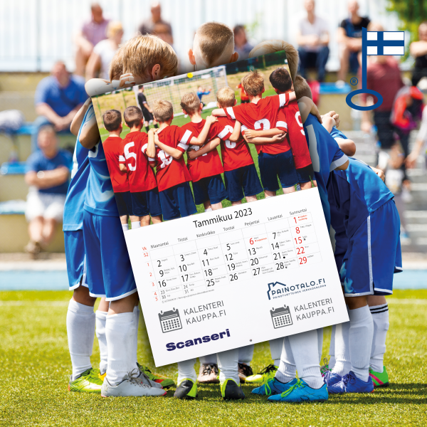 Kalenteri, johon painettu kuva jalkapallojoukkueesta. Taustalla toinen kuva jalkapallojoukkueesta.